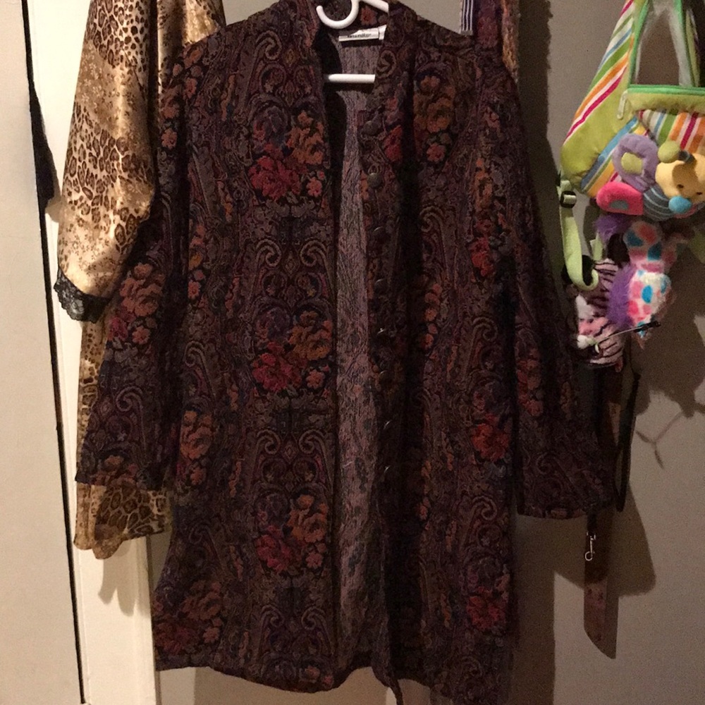 Barley warn paisley jacket with adorable buttons